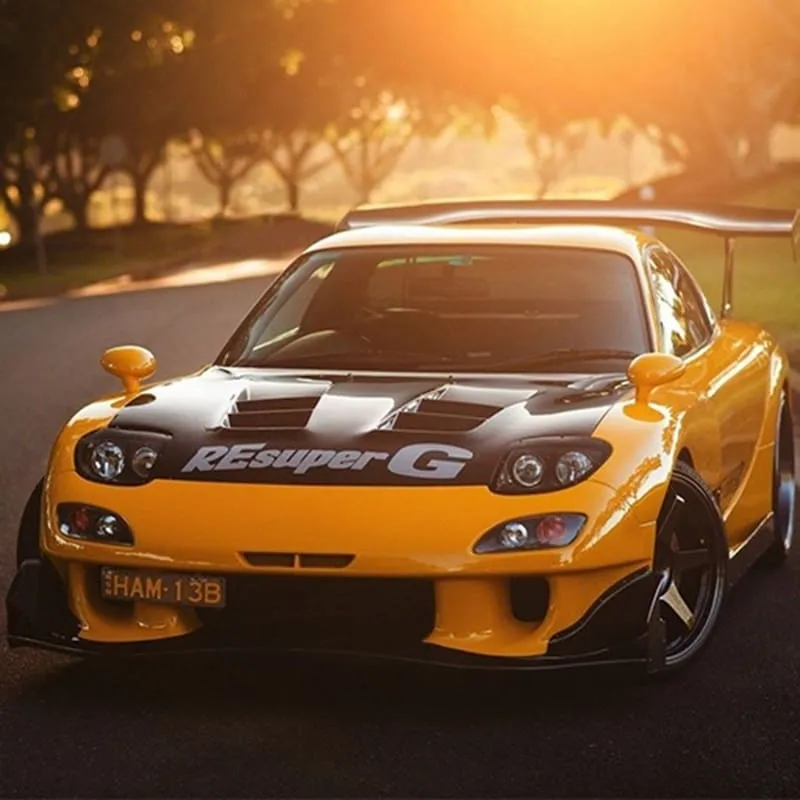 alt text: Hình ảnh game RX7 Drift Simulator 3D Driving với một chiếc xe RX-7 màu đỏ đang drift trên đường phố